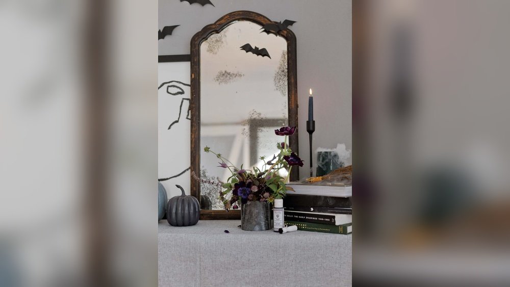 How to Decorate a Mirror for Halloween