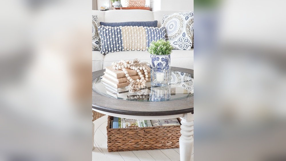 How to Decorate a Round Coffee Table
