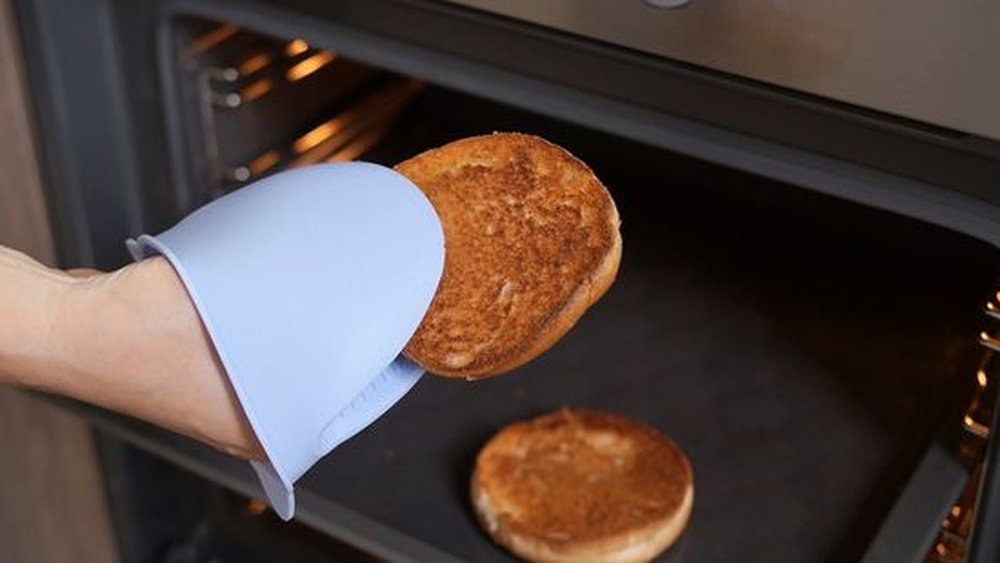 How to Toast Buns in the Oven